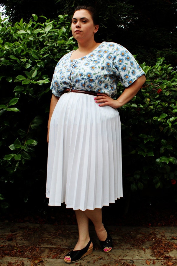 Plus Size - Vintage White Pleated Midi Swing Skirt (Size 16/18)