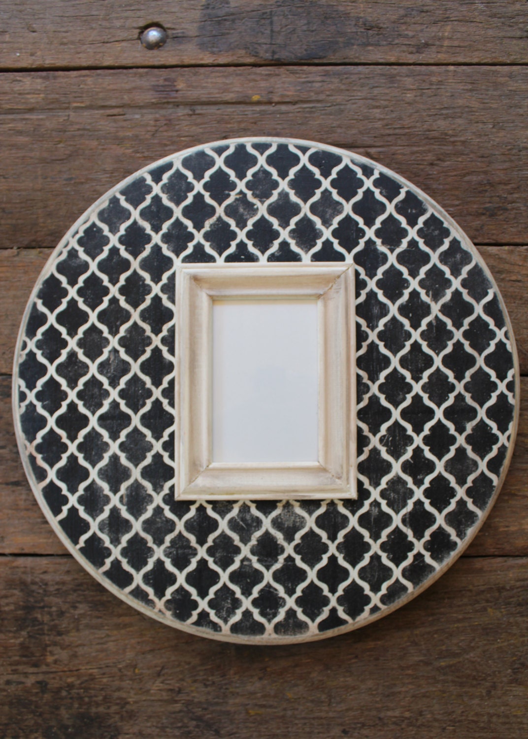 Marrakech pattern 4x6 Opening 18" Circle Distressed Picture Frame Black and Cream
