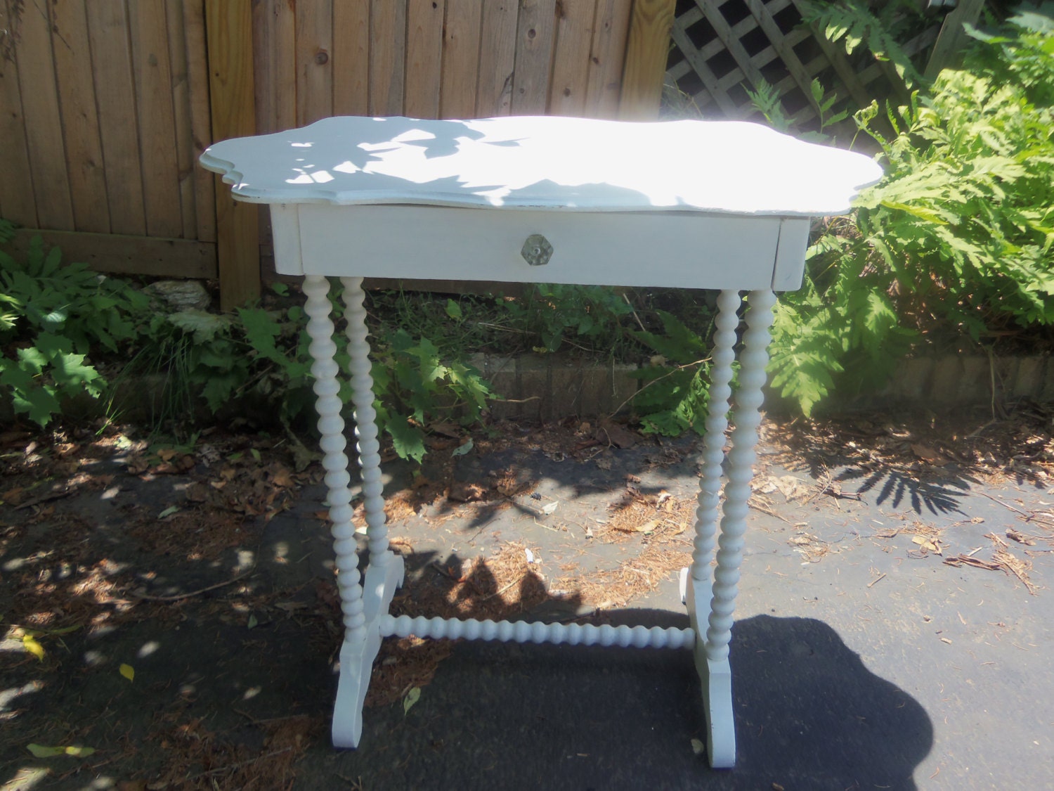 Charming Cottage white scalloped top Table 1 drawer glass pull
