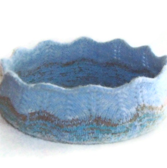 Cat Bed Hand Knit Felted Peruvian Highland Wool Pet Bed - Amets