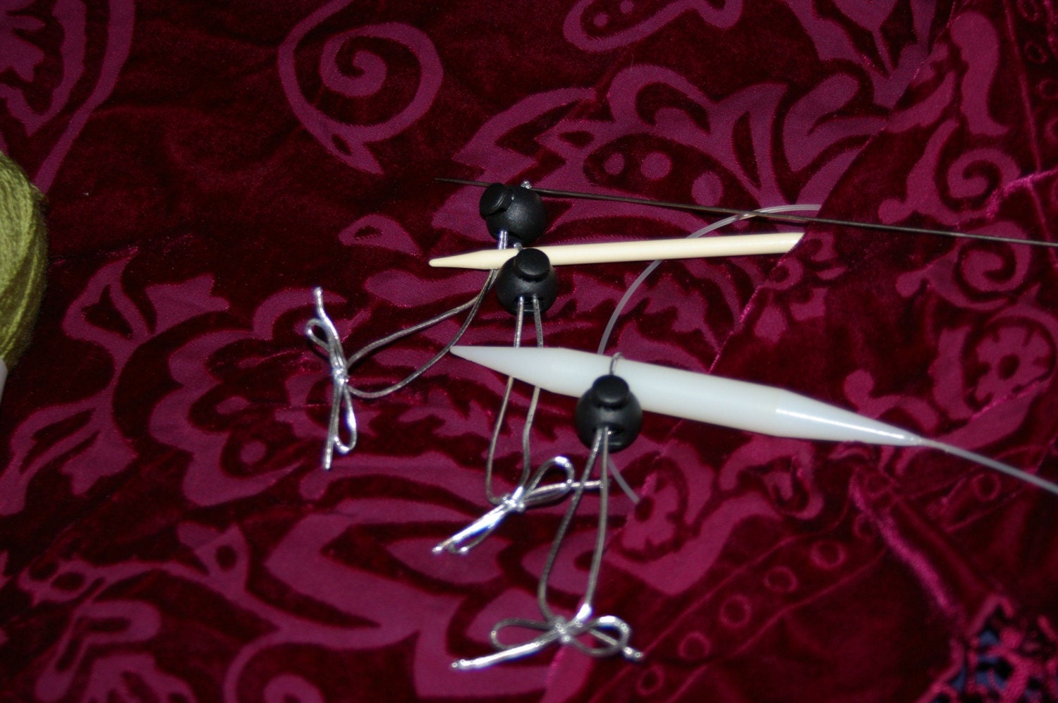 Plastic elastic metallic adjustable stitch markers in Black and Silver - Set of 5