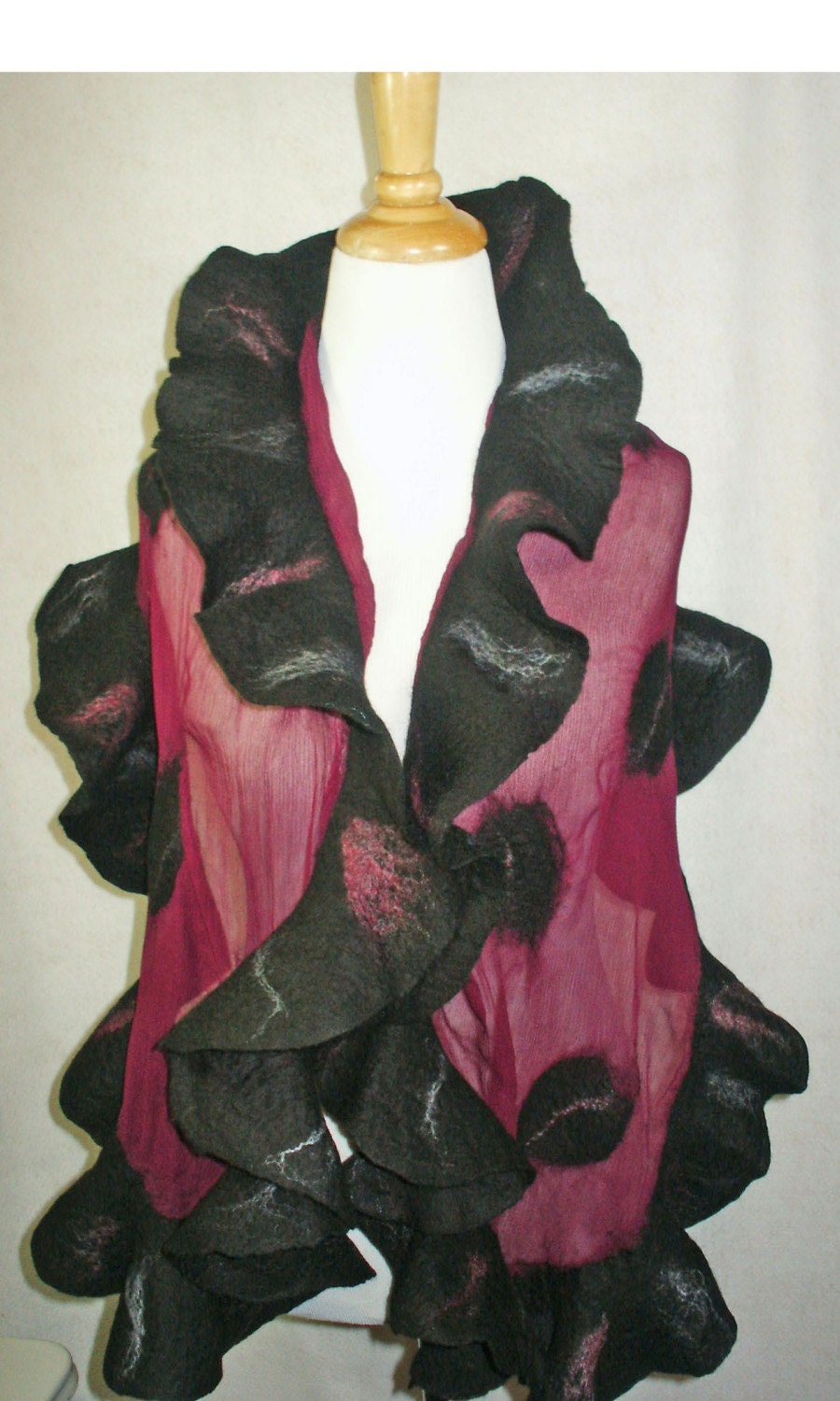 Flamenco Nuno Shrug - Black and Magenta