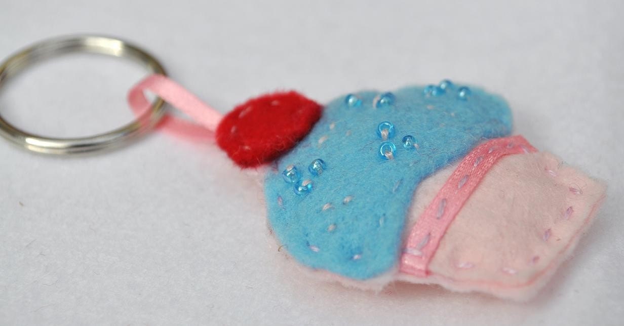 Keyring Blue Handstitch Bead Icing Cupcake