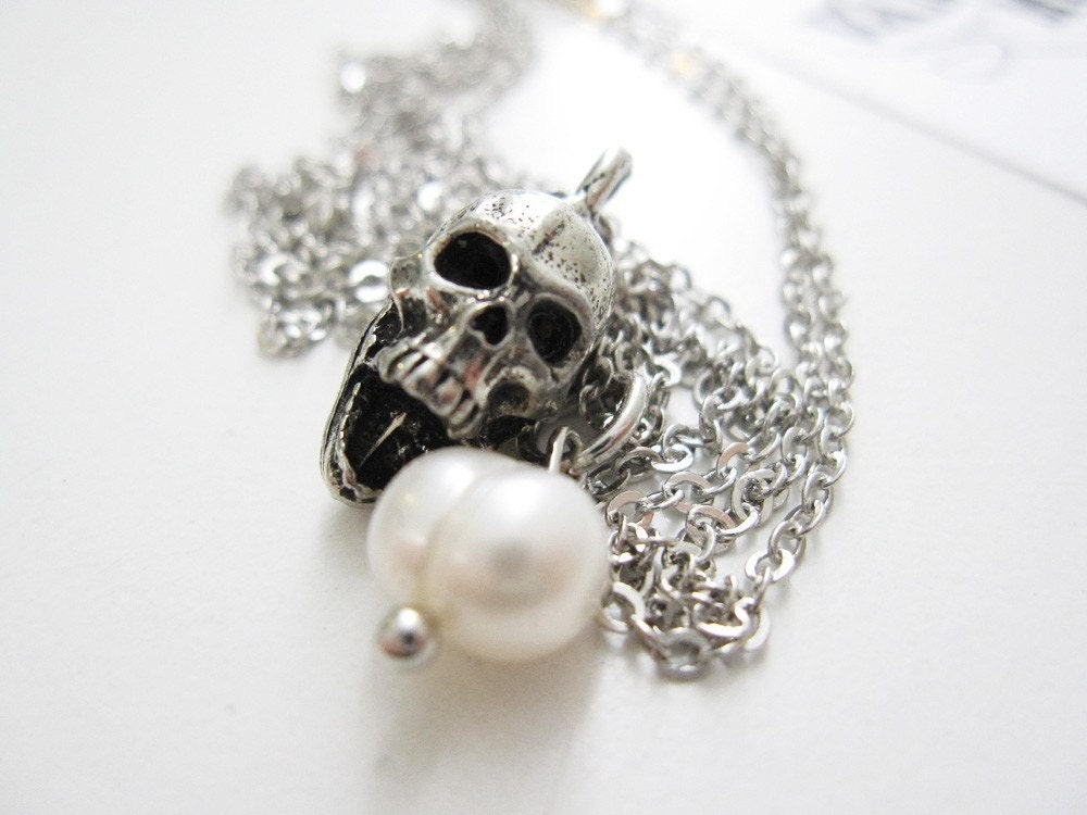Tiny Skull and pearl necklace