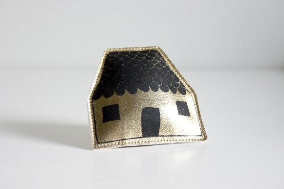 HOUSE brooch pin - in gold