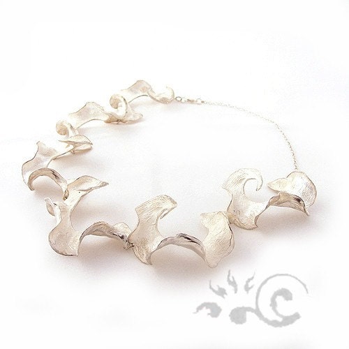Curly pod Necklace