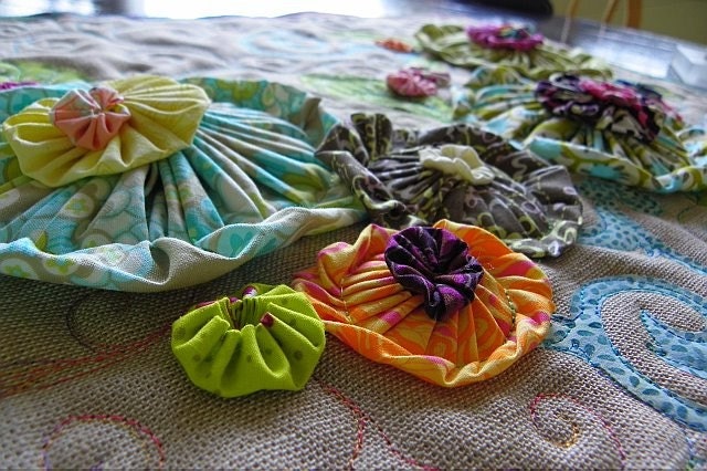 Marveles FLOWER UP Quilt with Pom Poms Mother Grandma Valentine Pastel Yo Yo