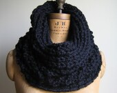 Incognito chunky knit cowl-snood Black.