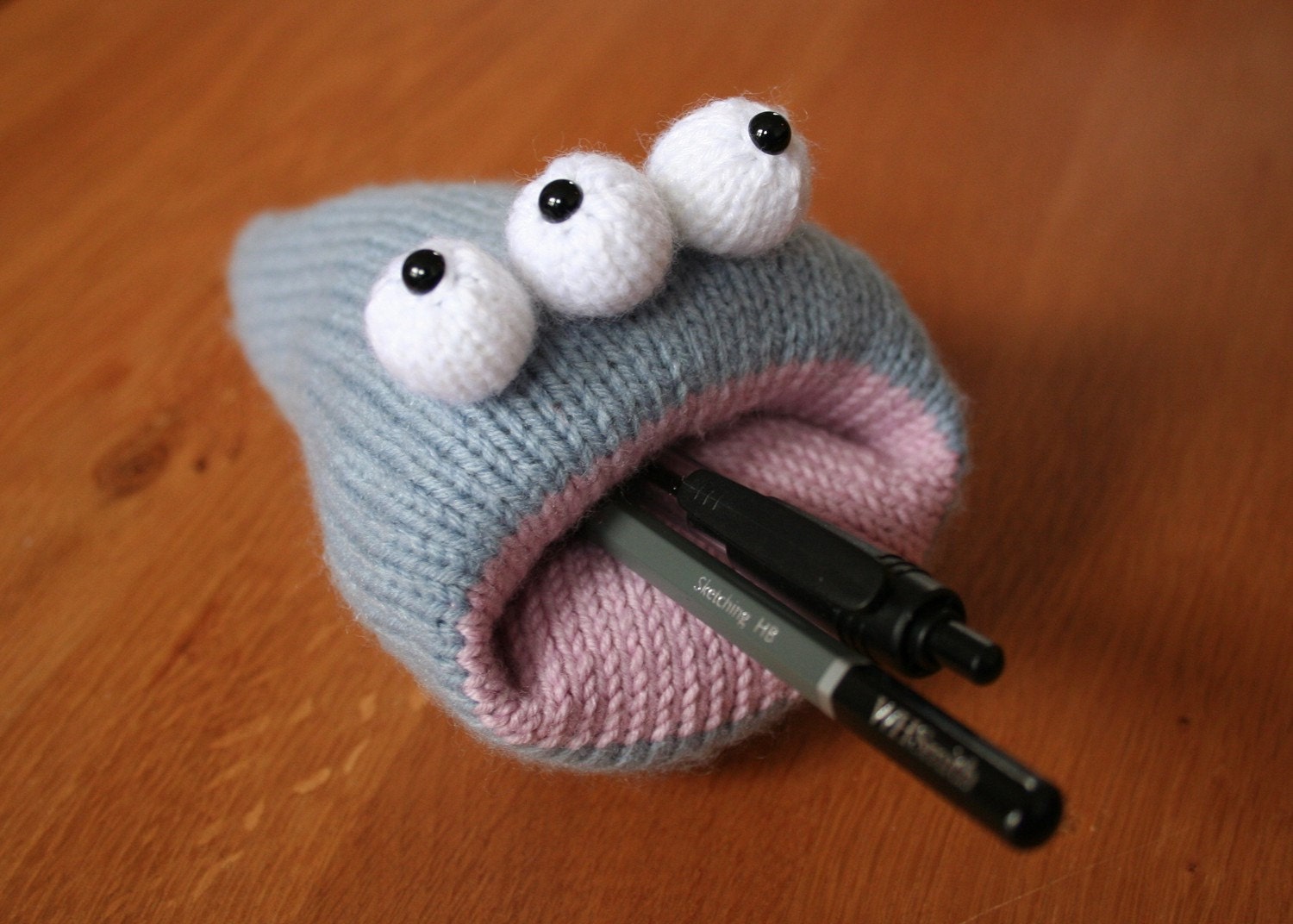 Alien desk worm