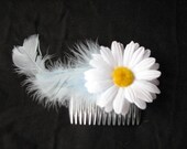 Haircomb with a daisy