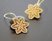 Lace star earrings in gold