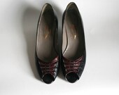 size 7/7.5 black and maroon leather peep toe skimmers. 80s Pappagallo made in Spain.