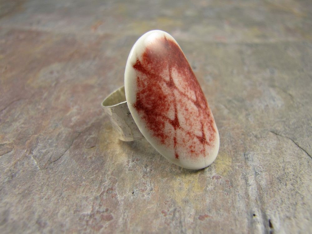 Oval Diamond-Pattern Porcelain Ring in Red
