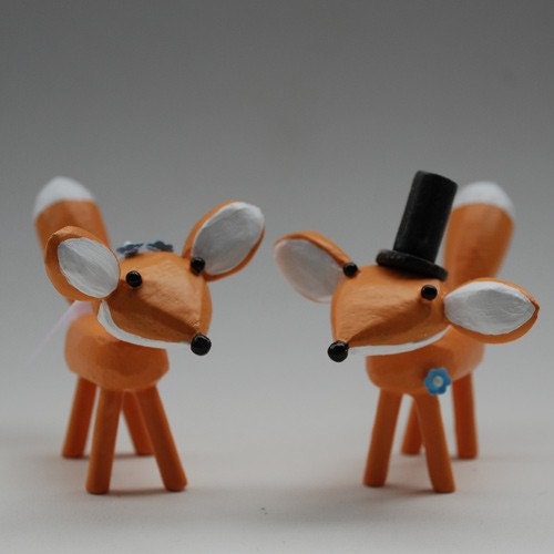 Bride and Groom Foxes for your Wedding Cake