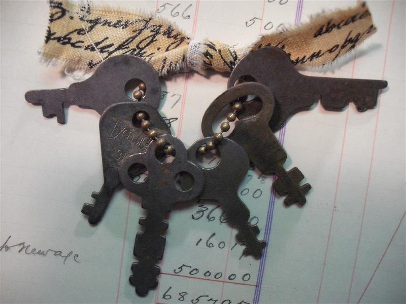 Lot Of 6 Cool Vintage Keys - Things Look a Bit Odd