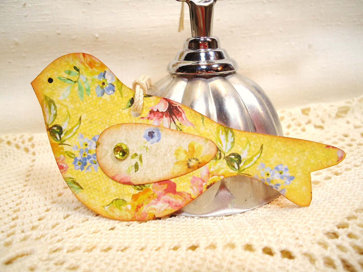Sunny Cottage Garden Bird Tag Set Gift tags Scrapbook Embellishment