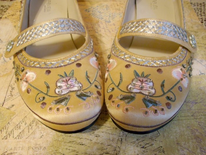 International Preview Sz 7 Womens Embroidered Beaded Shoes / Mary Jane