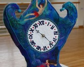 Swimming to the Open: a textile clock for water lovers