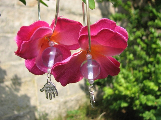 Flower earrings purple with a hand charm
