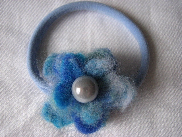Felted flower ponytailholder blue, bright blue, light blue