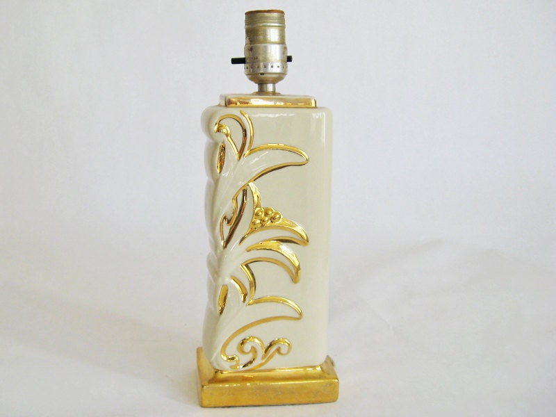 HOLLYWOOD REGENCY White Ceramic Lamp - Vintage White Gold Lamp - Table Lamp - Mid Century Light