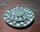 round plaid dishes