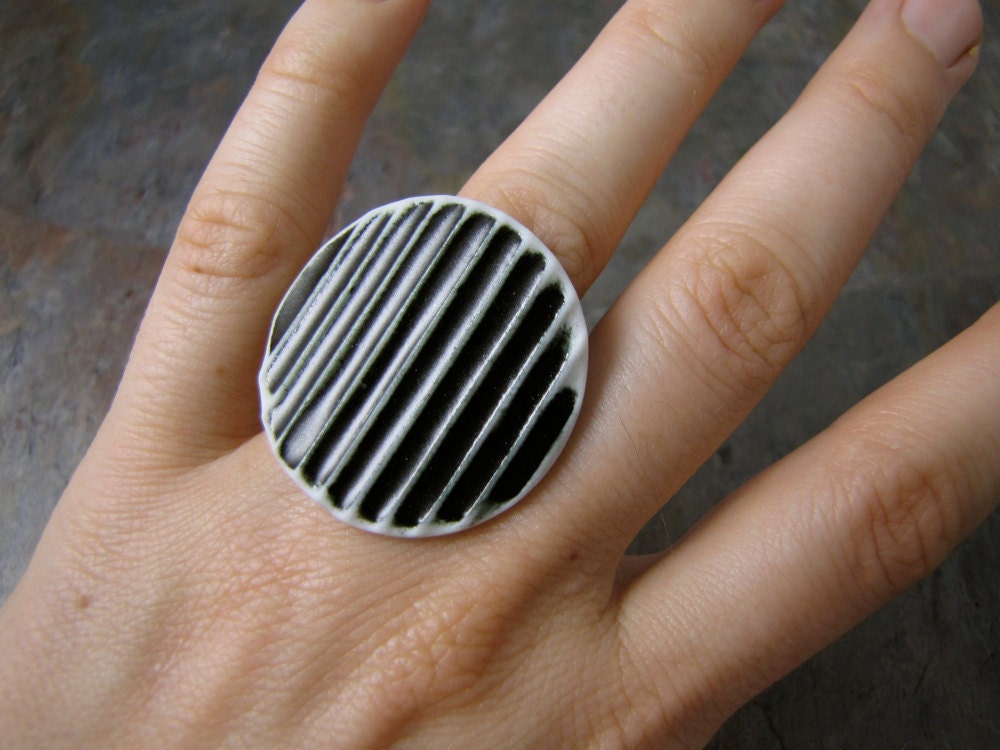 Round Striped Porcelain Ring in Black
