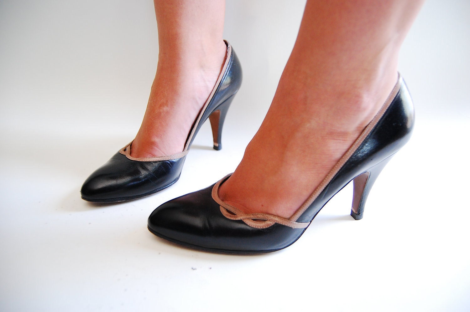HALF PRICE CLEARANCE - Vintage 1980s Pumps - Black & Tan Leather High Heel - Size 7