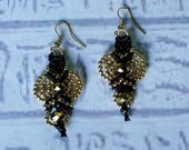 Micro macrame black and gold earrings.