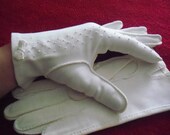 Vintage Short White Gloves With Tiny Bows and Knots