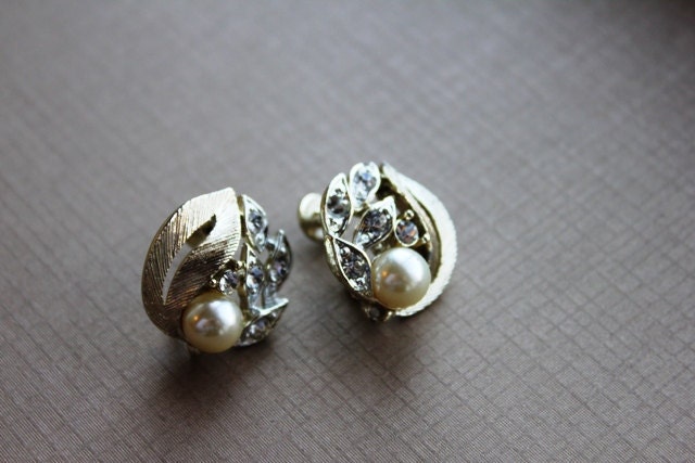 Signed Lisner White Goldtone, Pearl, and Clear Rhinestone Floral Design Vintage Earrings Pin Up Rockabilly Hollywood Glamour