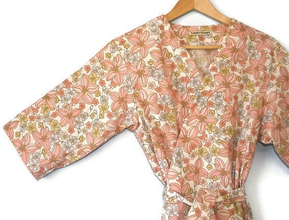 Womens Kimono Style Robe. Dressing Gown.  Wrap. Pretty in Pink.  Knee Length.