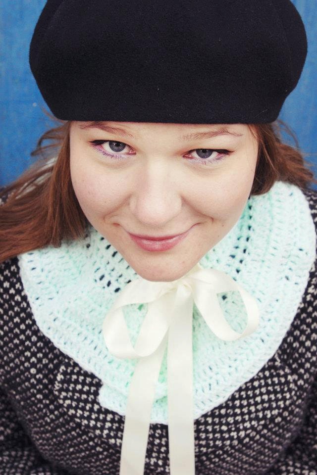 Collar-Crochet neck warmer in mint with ivory satin ribbon