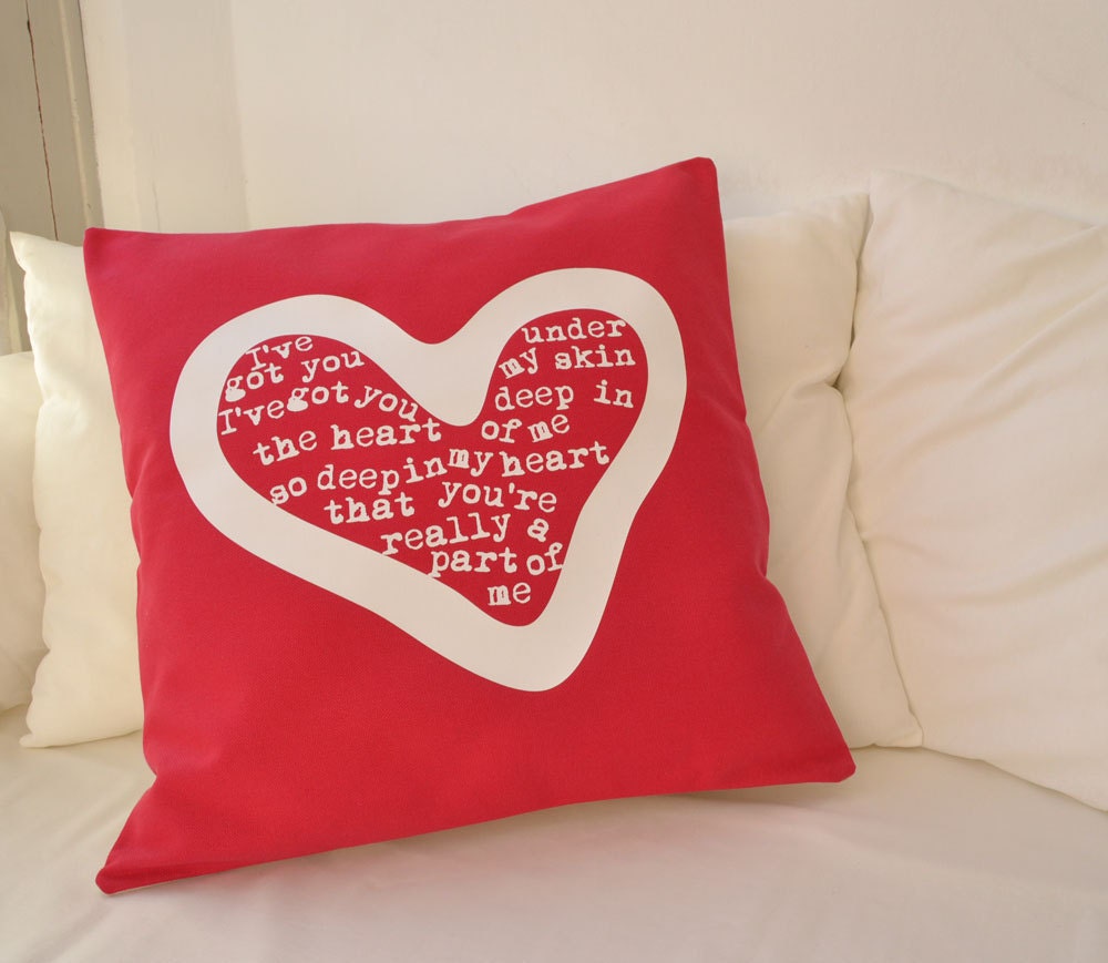 Valentines day pillow cover in red cotton, I ve got you under my skin. 50 x 50 cm