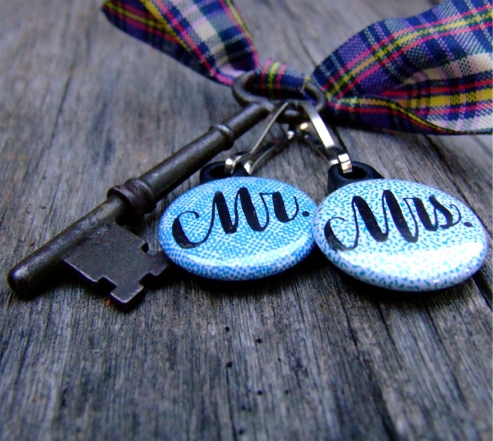 Mr. and Mrs. Keychains with antique skeleton key, Handwritten Calligraphy, wedding gift topper for the newlyweds