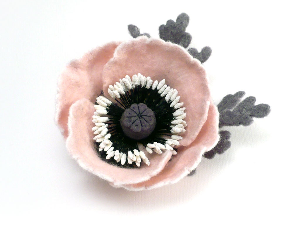 Felt flower brooch pale pink Poppy - Roltinica Felt flower brooch pale pink Poppy - Roltinica