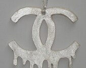 White pearl bleeding Chanel logo necklace