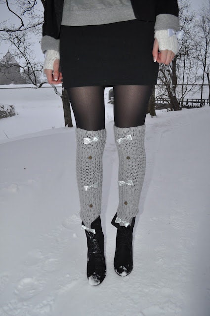 Crochet fashion leg warmers in silver gray with satin bows and buttons