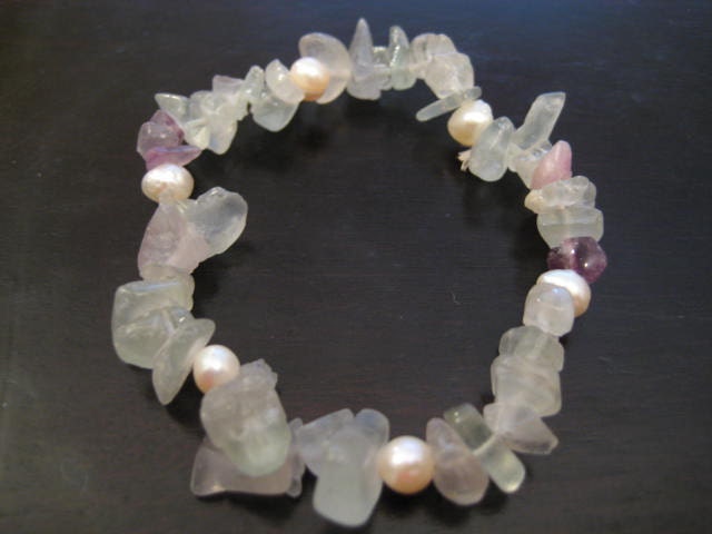 Snow of Lake Stretch Bracelet with Amethyst and Faux pearls