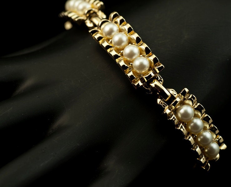 Vintage Goldltone Bracelet with Pearls