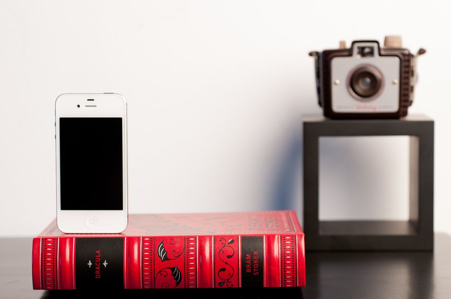 The Vampire - Dracula booksi Dock for iPhone and iPod