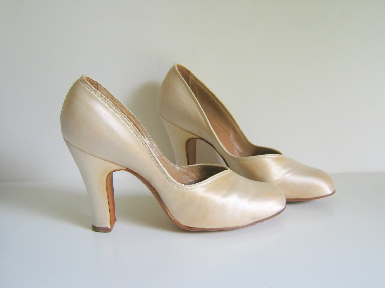 Vintage Ivory Silk Wedding Pumps by RollingHillsVintage on Etsy