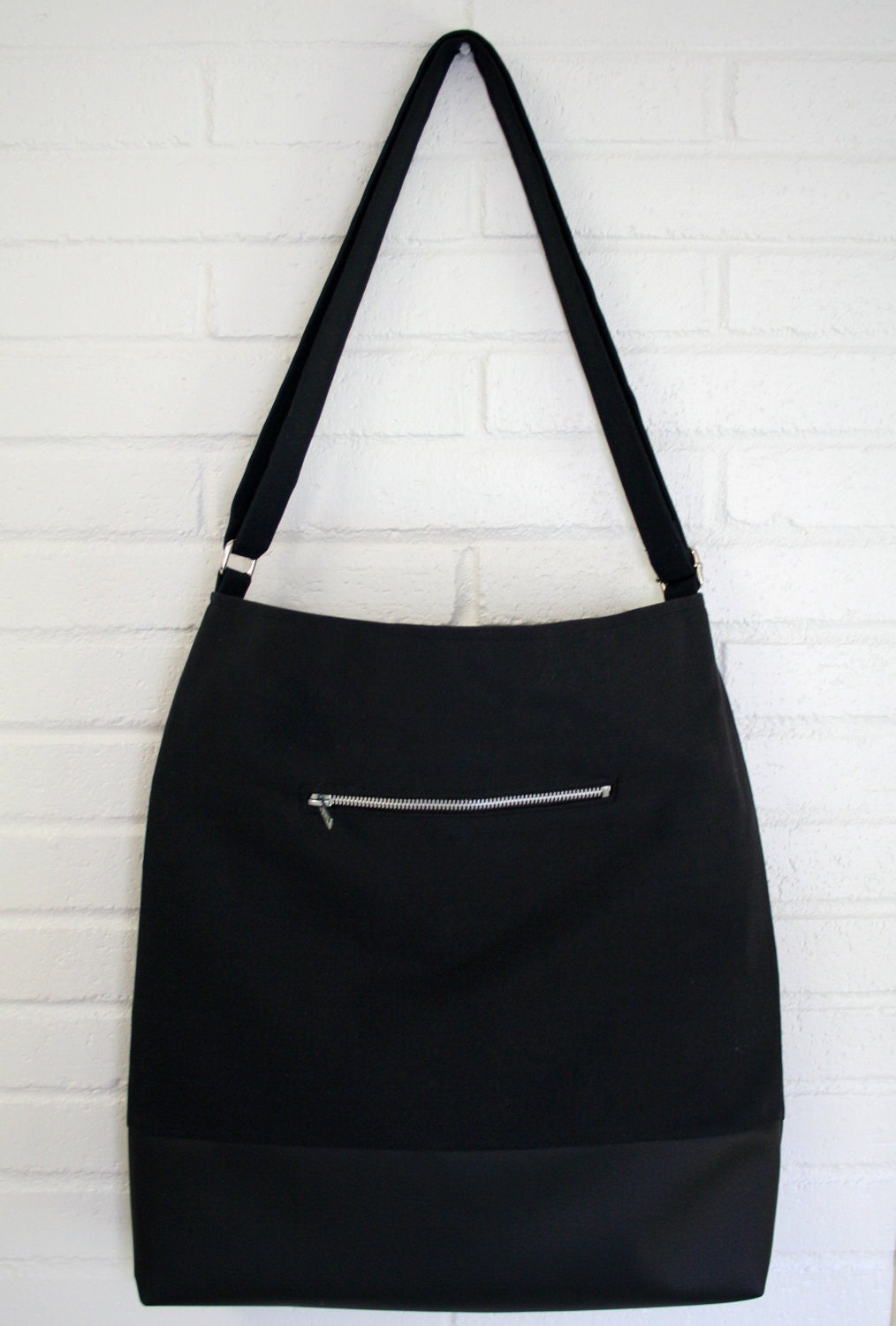 Everyday shoulder bag. Black.