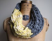 Chunky knit cowl Yellow. Grey.