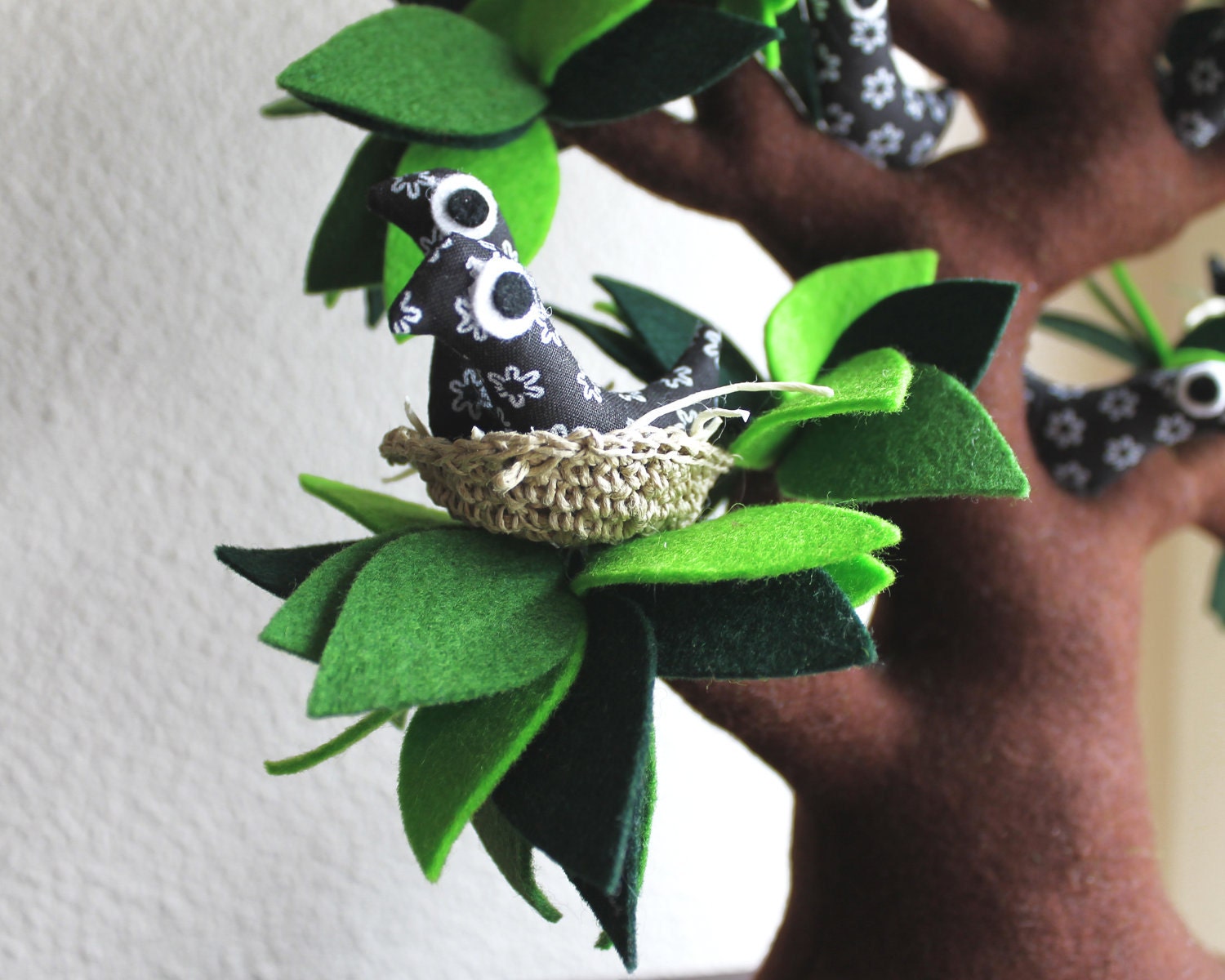Tree, 10 ravens and one bench - Felt tree