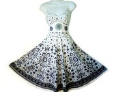 SUMMER SALE 80's Flower Dress Sweetheart Dress MAGIC Cotton Embroidered Sun Dress  Pin-up Full Circle-Skirt