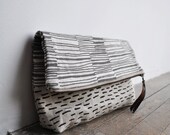 LARGE POUCH - lines/rain