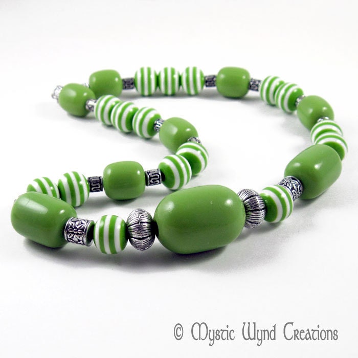 Retro Modern Beaded Necklace - Spring Green