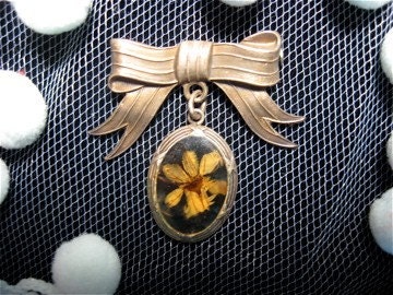 Vintage Bow with Dried Flower Pendant Pin