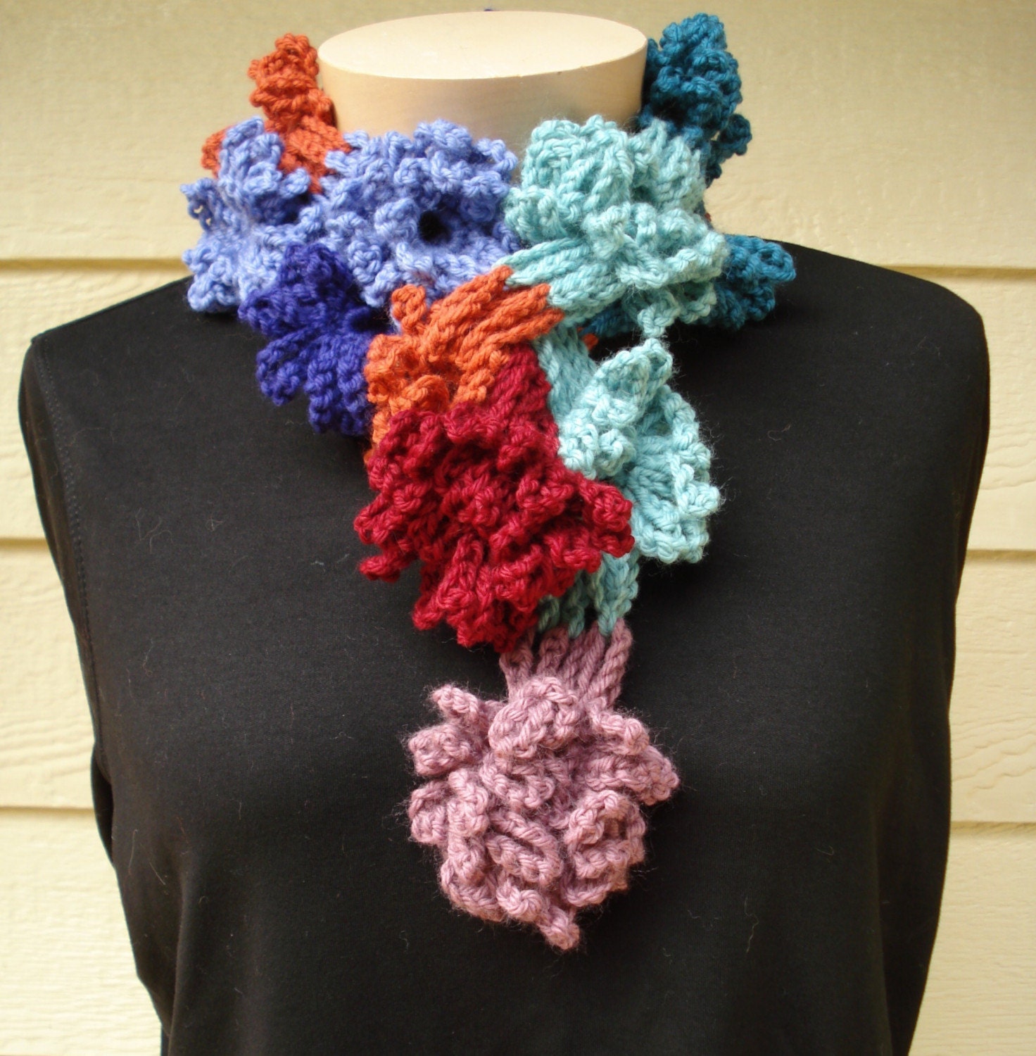 Daisy Chain Beanie - scrapbuster project (free crochet pattern)